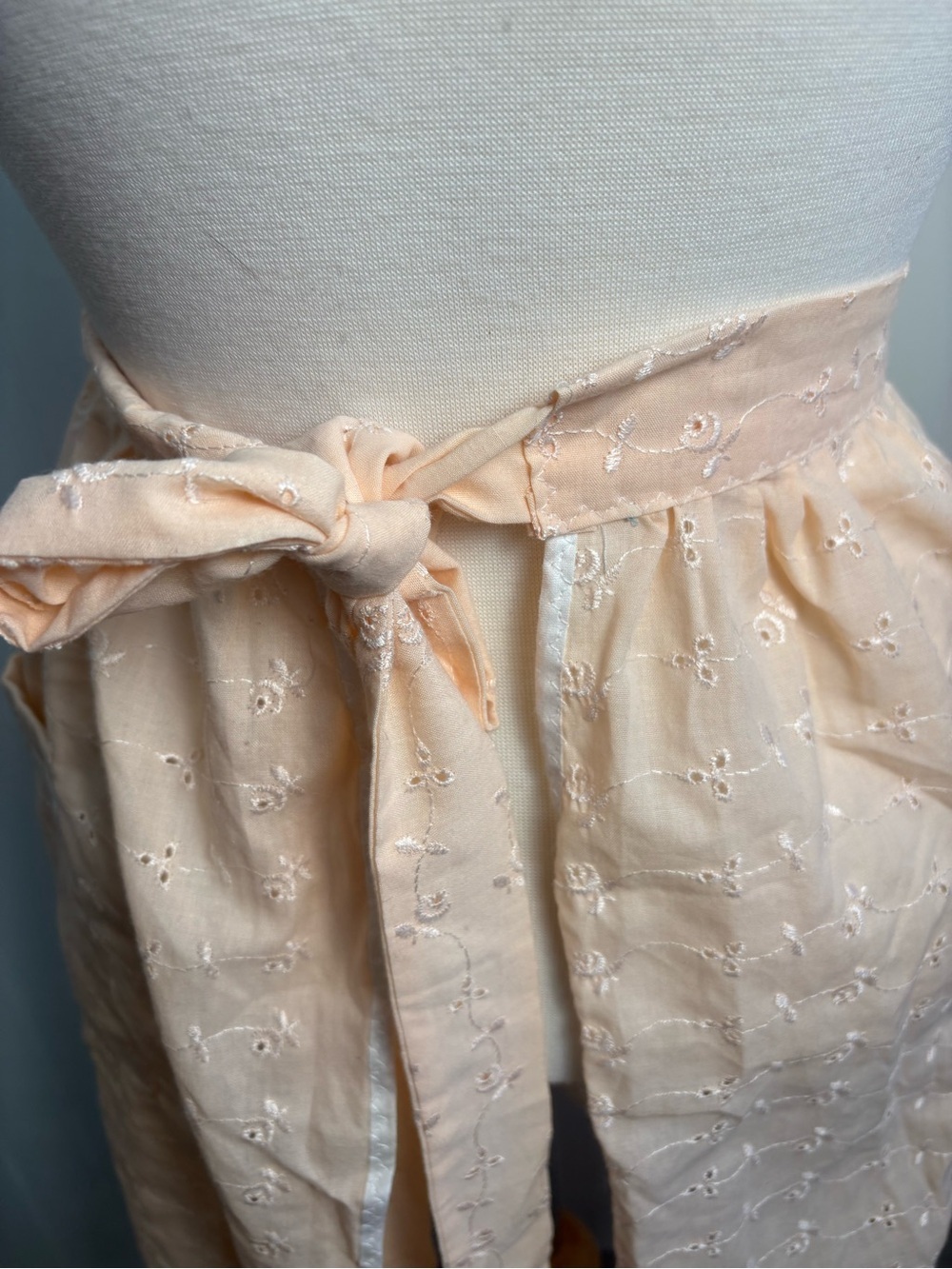 Vintage Light Peach Eyelet Half Apron Cottagecore Prairie Waist Tie - Picture 5 of 6